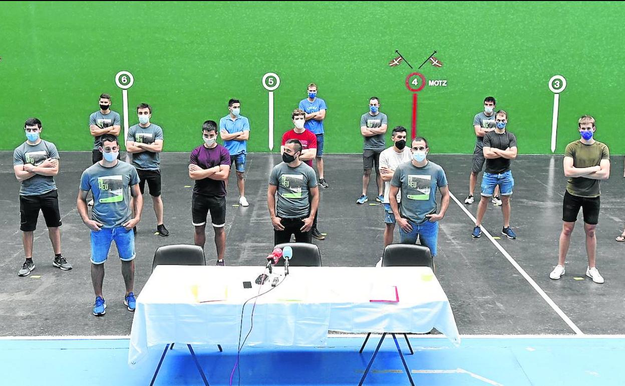 Pelotaris de Baiko antes de la lectura del comunicado en el frontón Beotibar de Tolosa. 