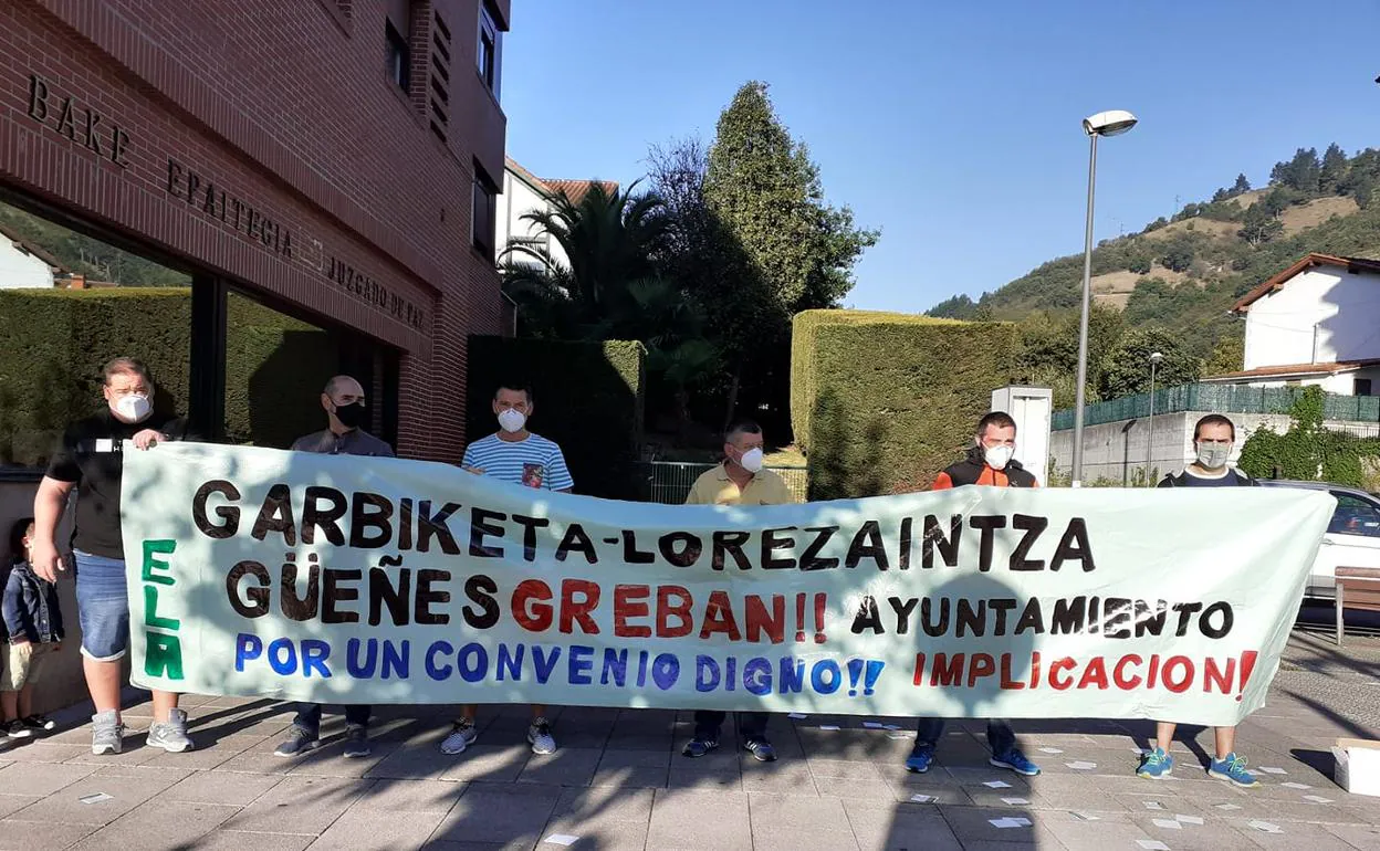 Los trabajadores se movilizan los martes junto al juzgado de Sodupe y estarán este viernes frente al Ayuntamiento de Güeñes. 