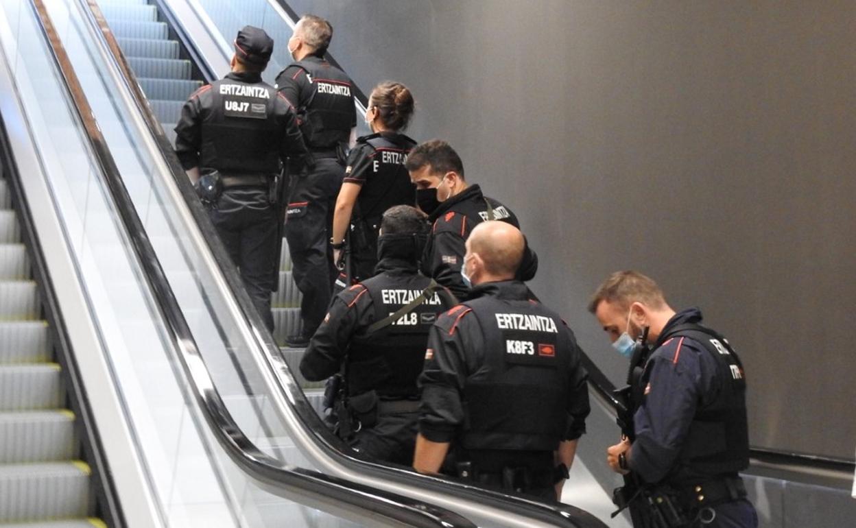 Agentes de la Ertzaintza esta mañana en Termibus.