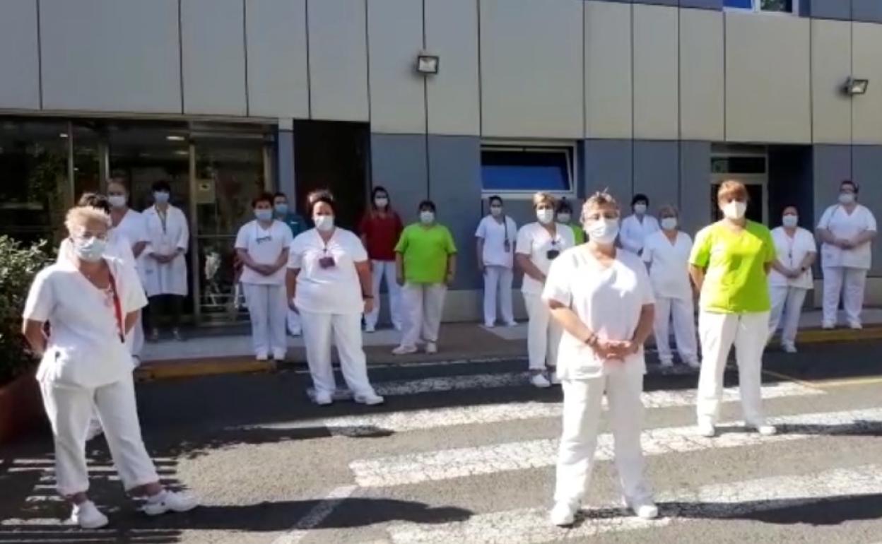 Trabajadores de la residencia Otxartaga, en Ortuella, realizan un minuto de silencio. 