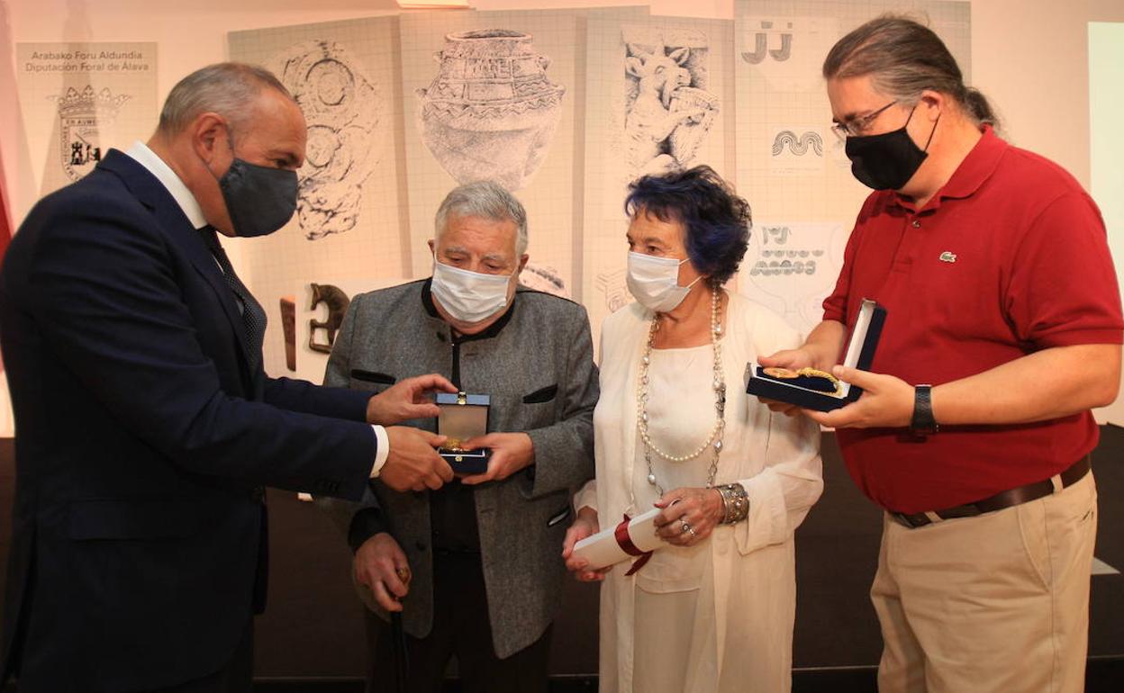 Ramiro González, junto a Armando Llanos y su mujer, Mari Nieves Urrutia, y Rafael Varón.