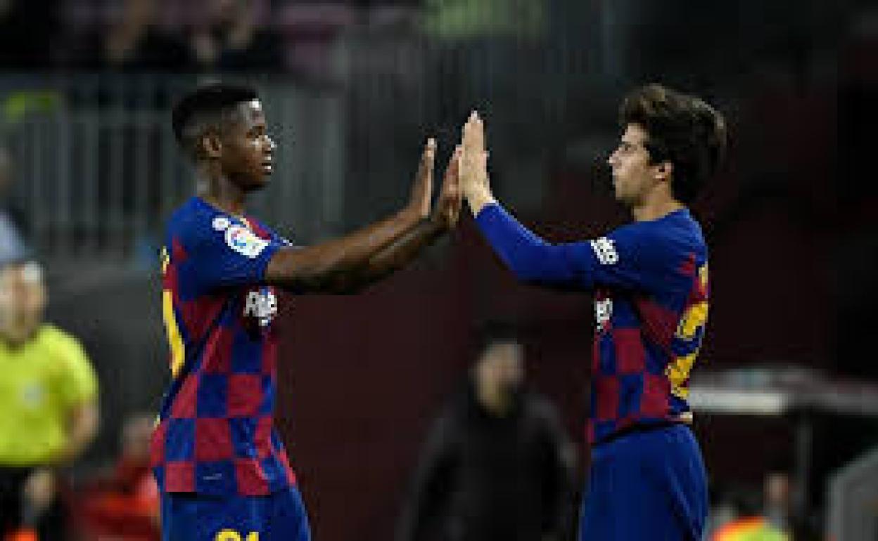 Riqui Puig (d) y Ansu Fati, en el Camp Nou. 