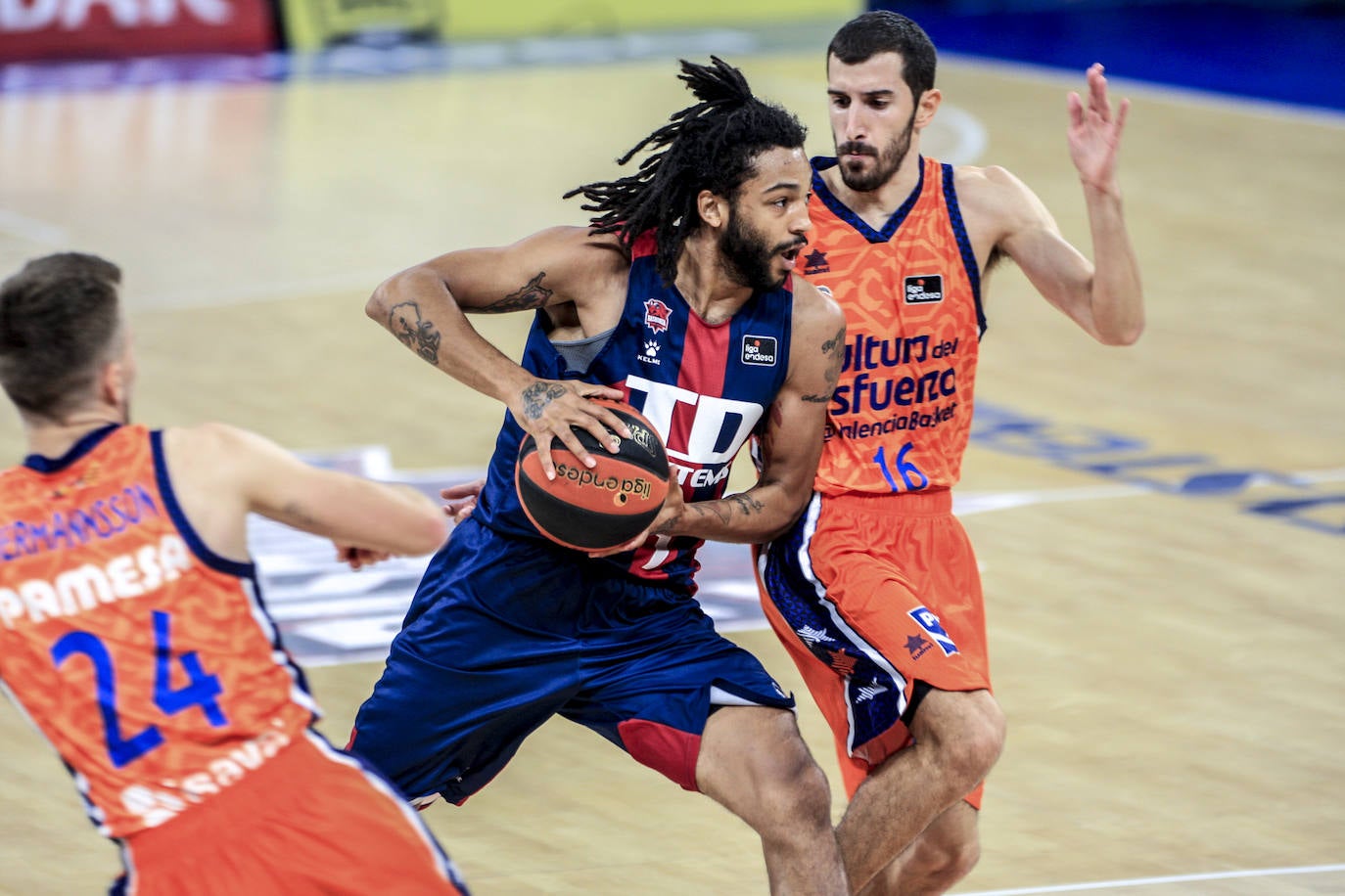 Las fotos del Baskonia - Valencia Basket. 