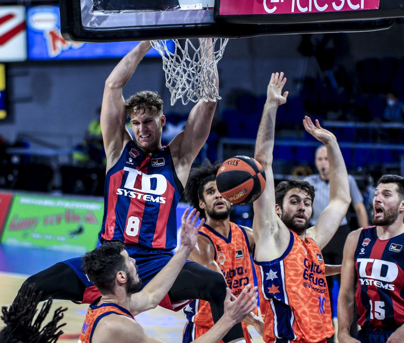 Las fotos del Baskonia - Valencia Basket. 