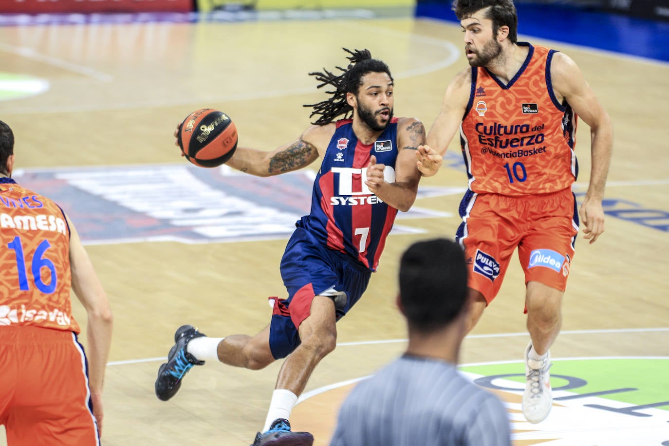 Las fotos del Baskonia - Valencia Basket. 