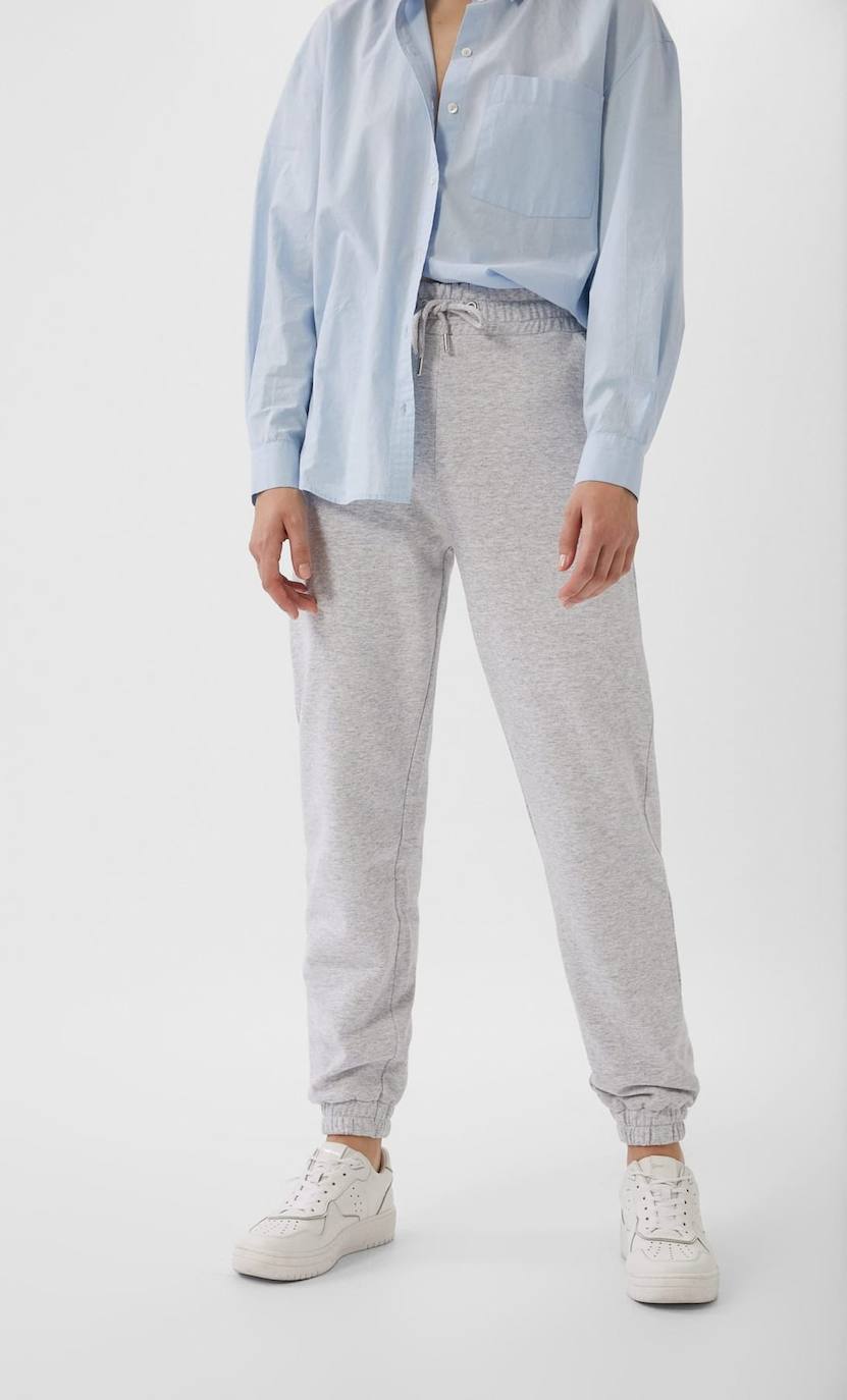 Pantalón jogger de Stradivarius.