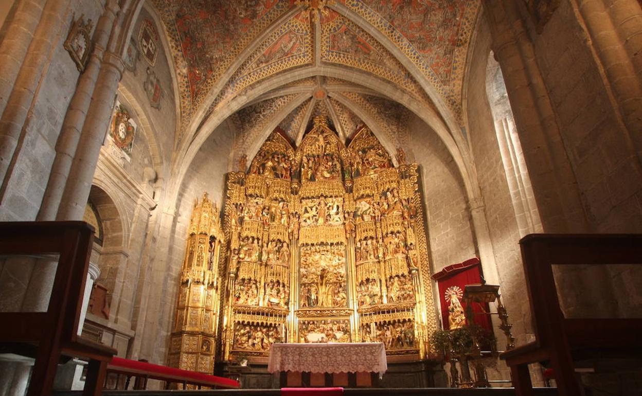 El retablo explica con imágenes las vidas de Jesús y de la Virgen y recrea los ambientes de hace medio milenio. 