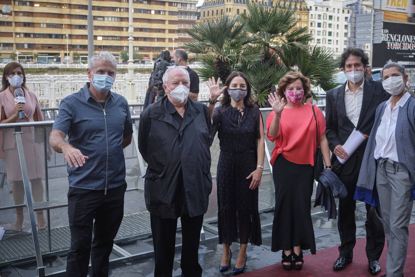 El documental de Asier Altuna 'Arzak Since 1987' ha abierto la sección Culinary Zinema de la 68 edición del Festival de Cine de San Sebastián. El chef donostiarra y sus hijas, Elena y Marta Arzak, han sido protagonistas en la alfombra roja