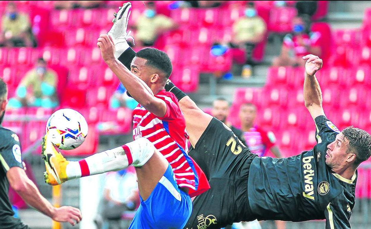 Lejeune cae al césped en una posición acrobática después de una acción con Yangel Herrera donde rozó la expulsión.