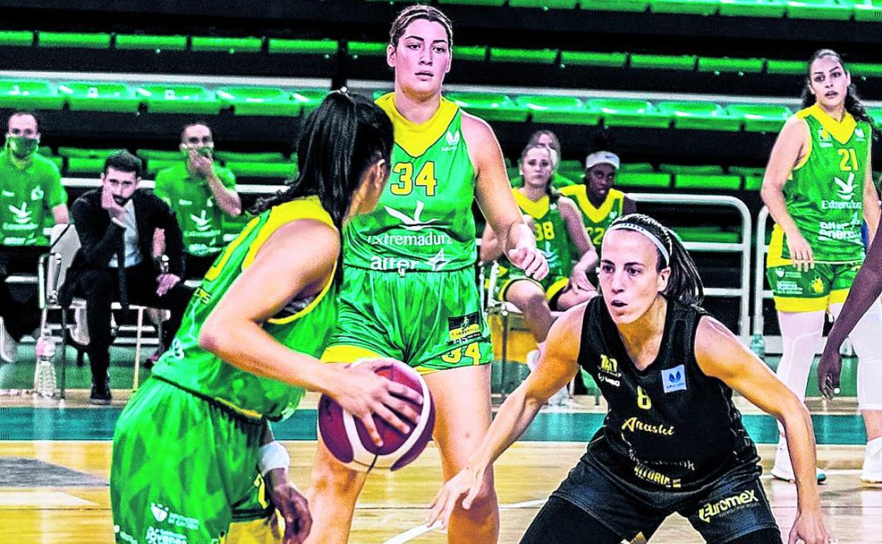 Maria Asurmendi , ayer con uno de ocho en tiros de campo, defiende a una rival.