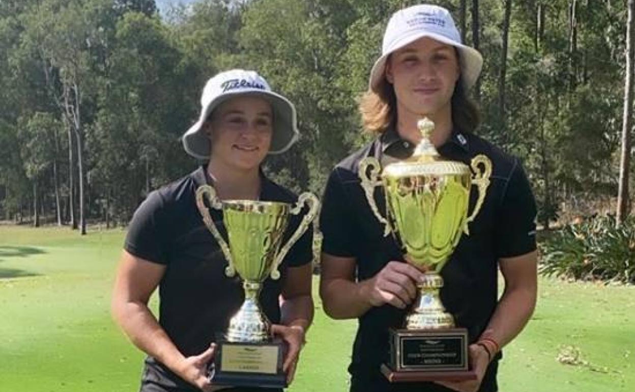 La tenista australiana posando con el título logrado en golf. 