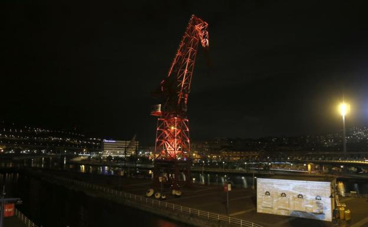 Imagen de la grúa Carola iluminada de noche. 