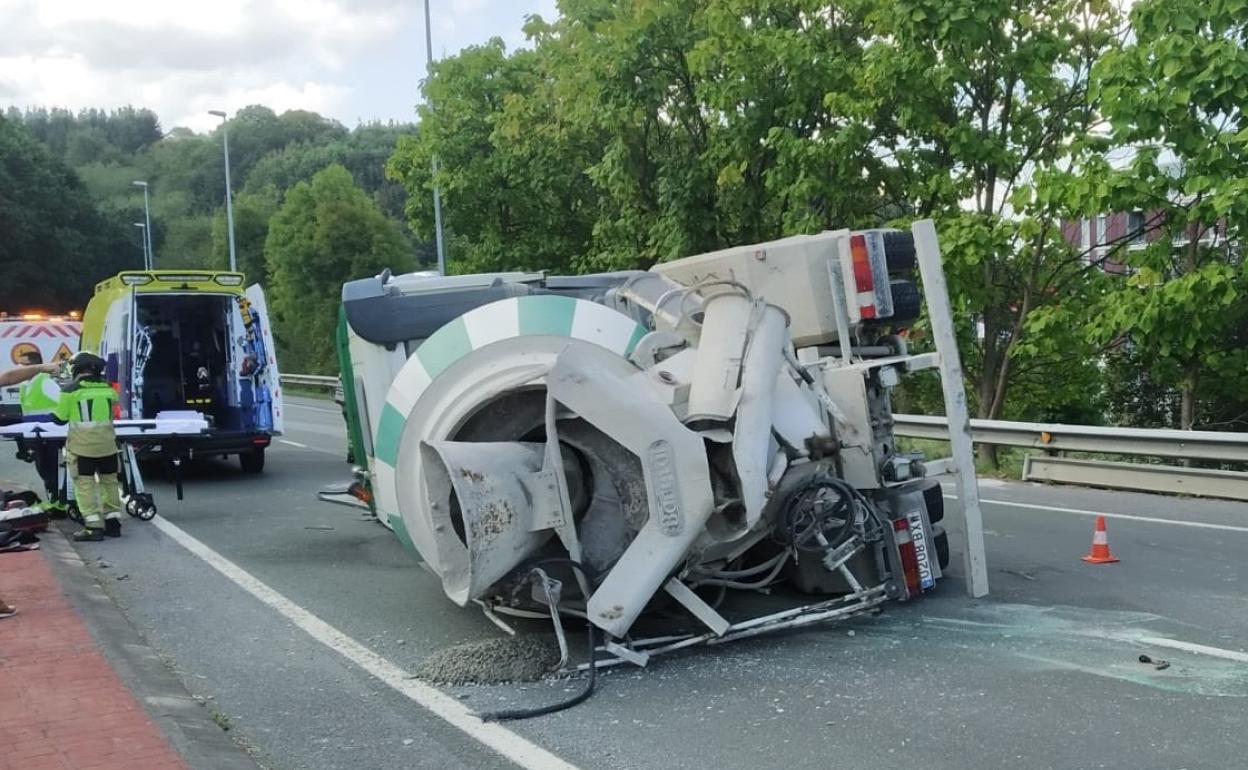 Un camionero herido tras volcar su hormigonera en la variante de Durango