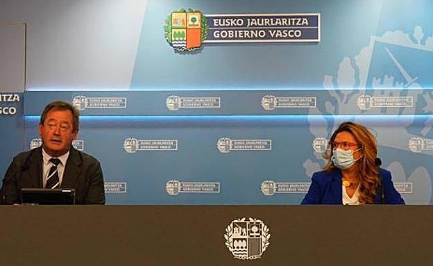 Bingen Zupiria y la consejera de Salud, Gotzone Sagardui, en la rueda de prensa de hoy en Vitoria. 