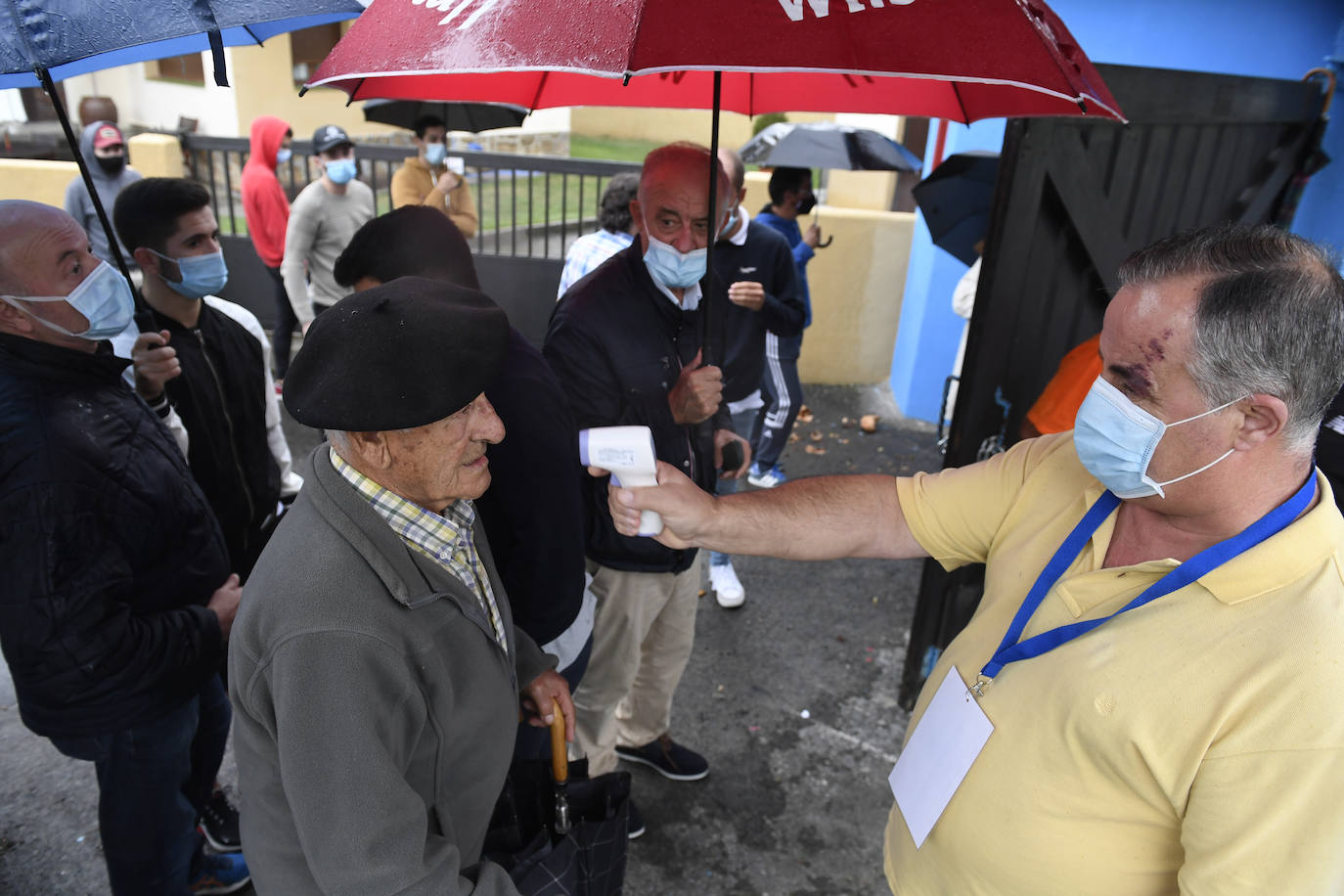 Fotos: Mascarillas, tomar la temperatura... Así ha sido el partido entre el Sodupe y el &#039;Portu&#039; que ha sido suspendido por el positivo de un jugador