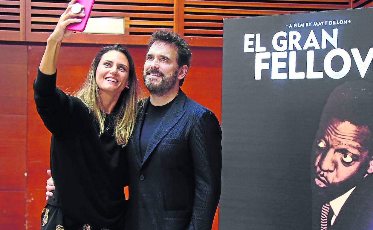 Matt Dillon posa junto a una admiradora en la sala de prensa del Kursaal. 