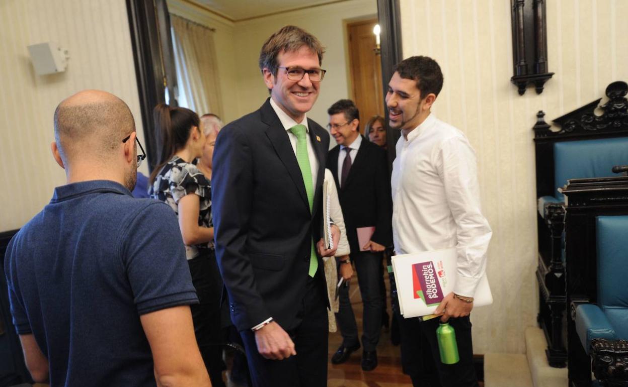 Gorka Urtaran, en el centro, junto a Óscar Fernández antes de la pandemia.
