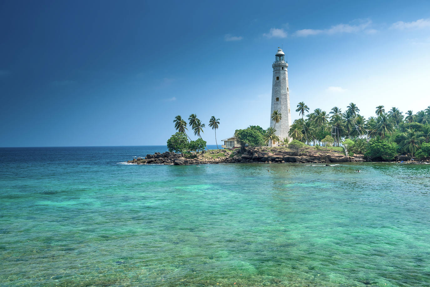 Cuenta la leyenda que cuando Dios expulsó a Adán del Paraíso y lo condenó a poblar la Tierra, no quiso, en su infinita misericordia, que el contraste fuese especialmente duro para él. Decidió entonces depositarlo en uno de los montes más altos de Sri Lanka. Allí, sin duda, encontraría muchos elementos comunes con el Paraíso perdido y su desgracia sería más llevadera. 