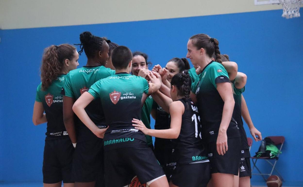 Jugadoras del conjunto fabril conjurándose durante un partido de la pretemporada. 