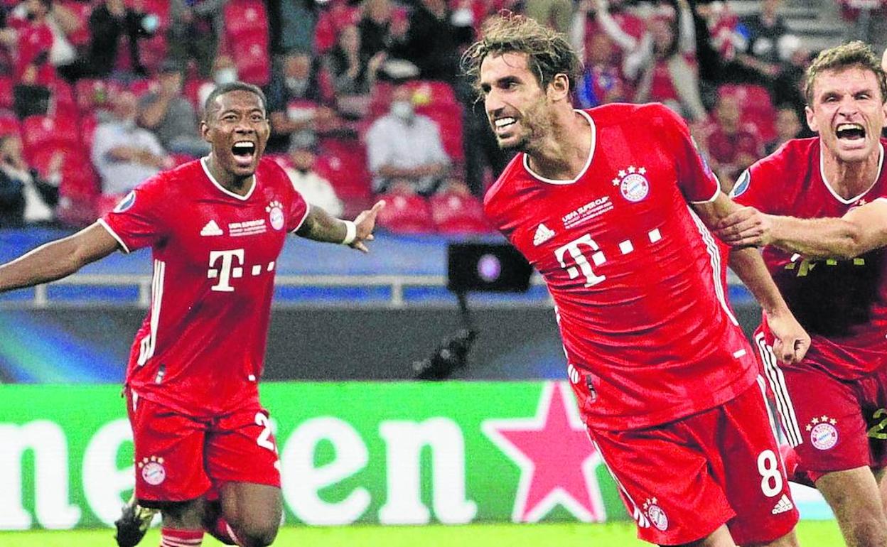 Javi Martínez celebra el gol con el que ha dado la victoria al Bayern.