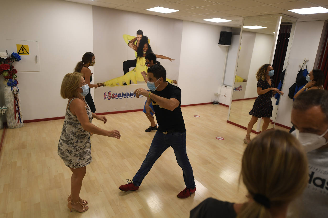 Academia de Yohan y Maya en Getxo con medidas covid y bailando con mascarilla
