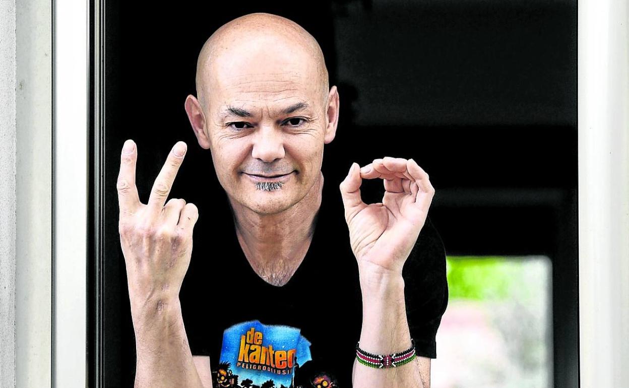 Cifuentes alude con su gesto al tema '20 de abril', cuya versión coral se viralizó en pleno confinamiento. 