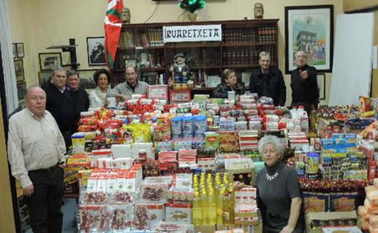 Muchos colectivos de Basauri como la asocición Iruaretxeta llevan a cabo recolectas solidarias todos los años 