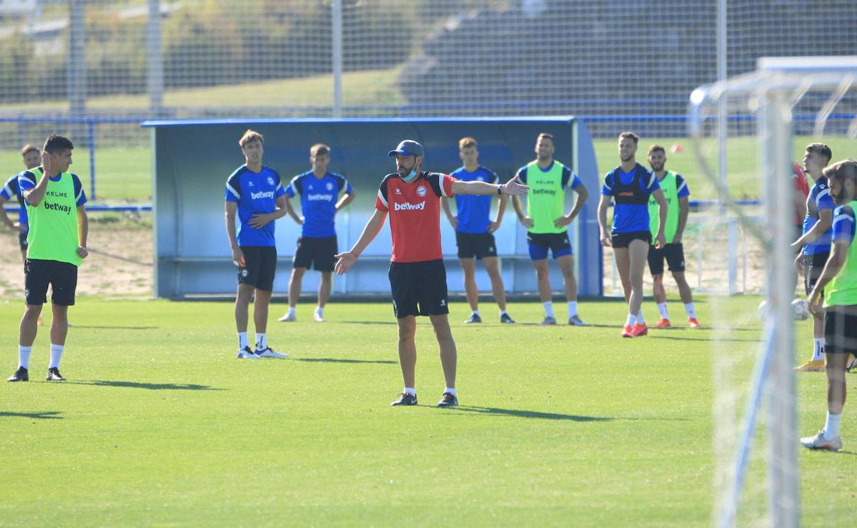 Machín da instrucciones en un entrenamiento. 