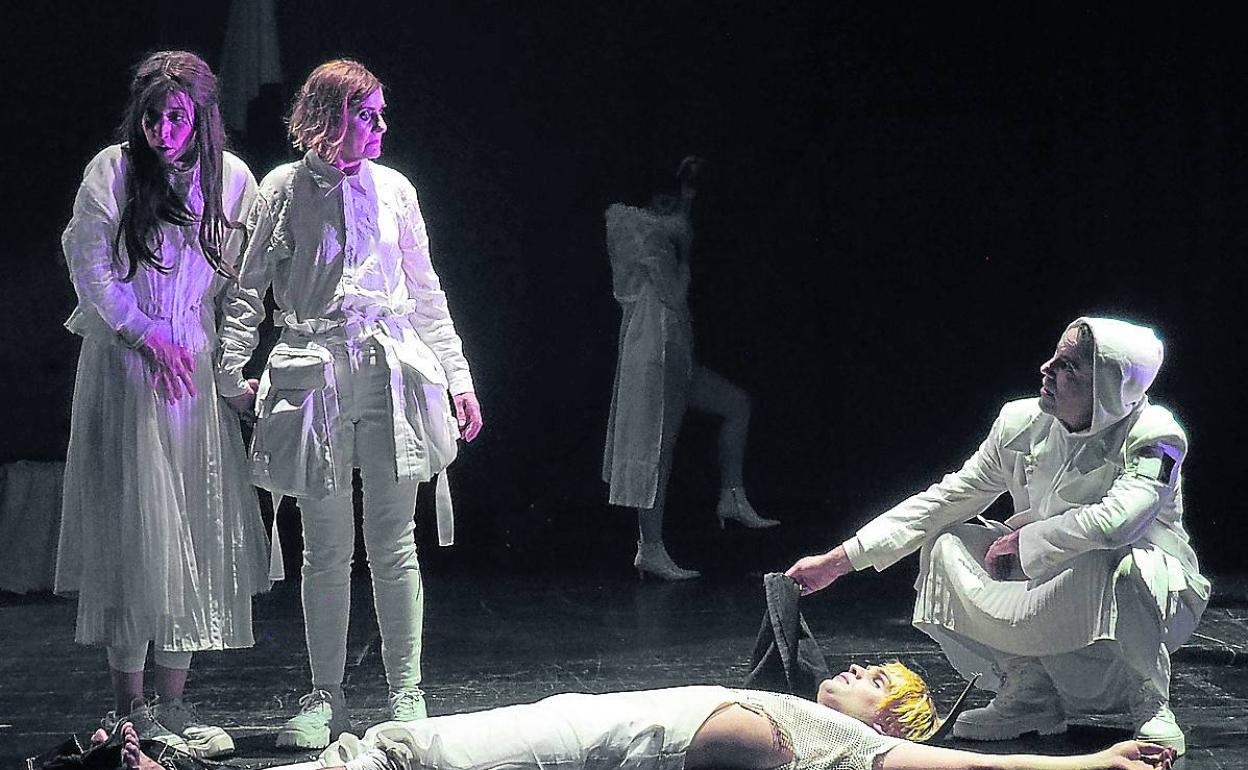 Itziar Lazkano protagoniza en castellano de 'Madre coraje', que apuesta por el blanco en la escenografía. 