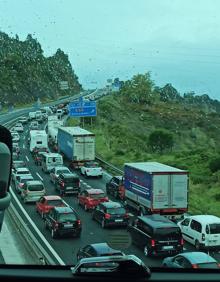 Imagen secundaria 2 - Retenciones kilométricas en dirección Santander./ El camión ha roto uno de los guardaraíles./