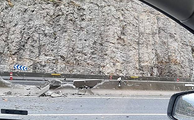 El accidente ha destrozado la mediana.