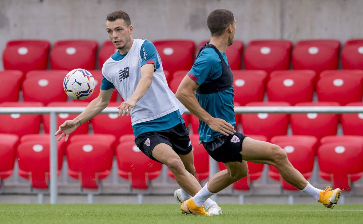 Iñigo Vicente trata de marcharse de De Marcos en un entrenamiento. 