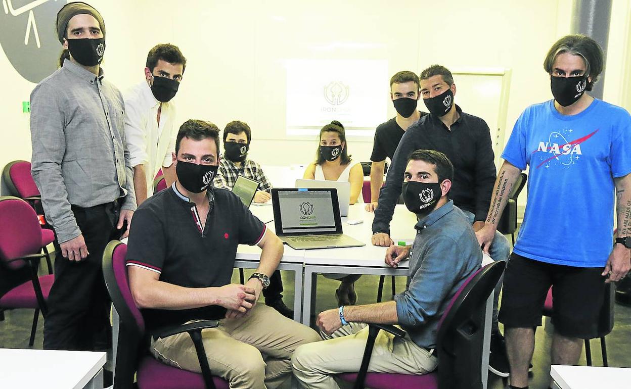 José Fernando Gómez y Julen Martínez, sentado, junto al resto del equipo de Ironchip en su oficina en el Cedemi de Barakaldo. 