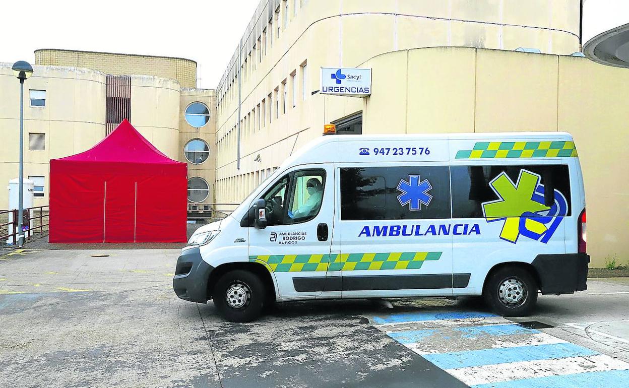 La nueva carpa instalada junto a Urgencias servirá de sala de espera para los pacientes. 