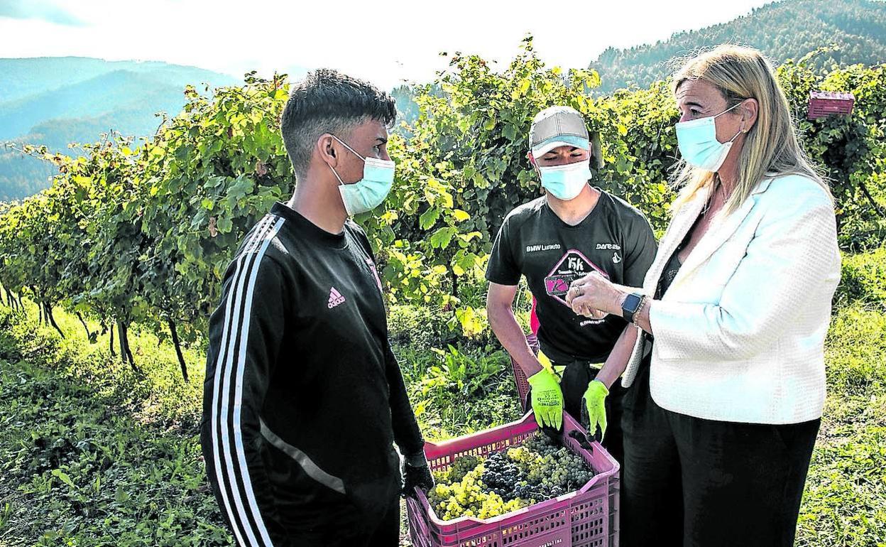 La diputada Teresa Laespada se acercó al viñedo de Bakio para charlar con los chavales.