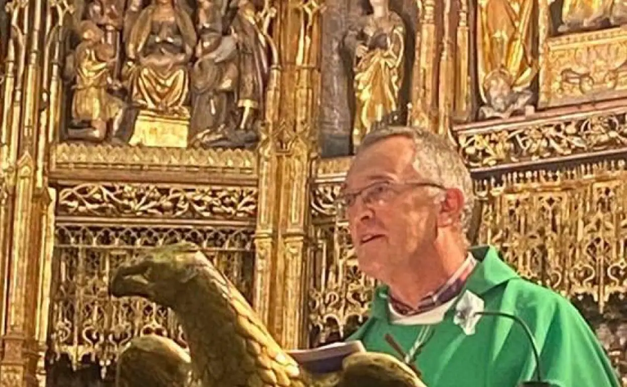 El nuevo párroco de Lekeitio, José Agustín Maíz en un momento de la eucaristía.  E. C. 