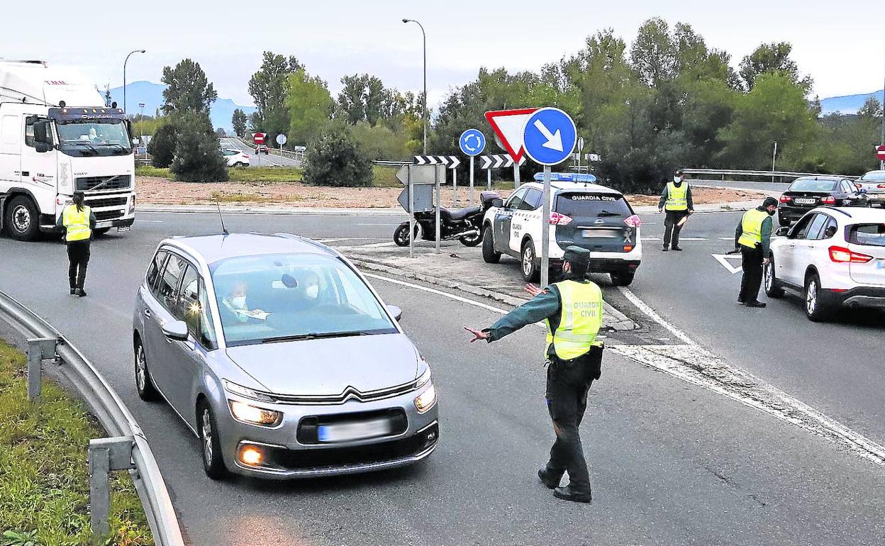 Controles de la Guardia Civil a primera hora de ayer en la rotonda de acceso a la A-1 con motivo del segundo confinamiento de Miranda.