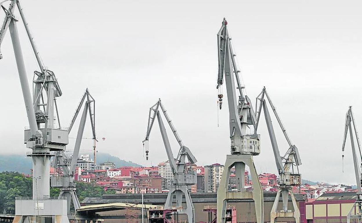 Las grúas paradas y las gradas de La Naval, vacías. 