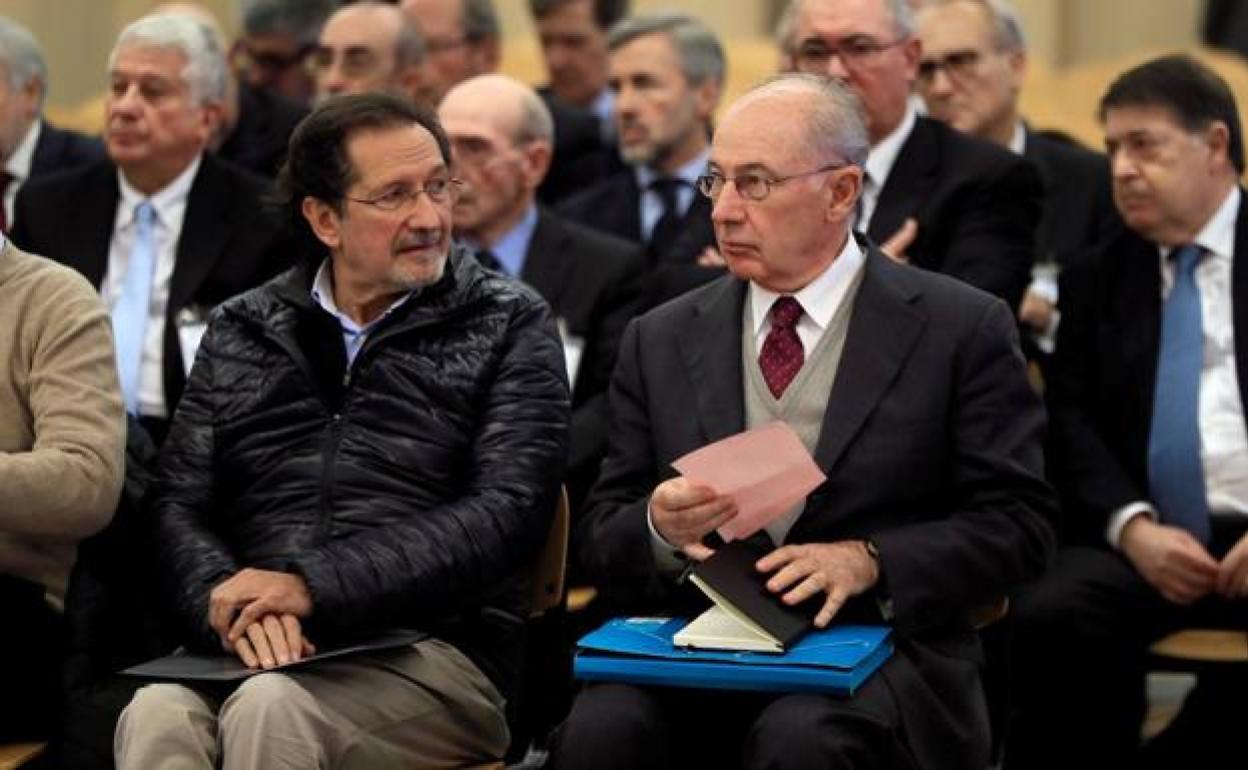 Fotografía de archivo del expresidente de Bankia Rodrigo Rato (d) junto al exconsejero de Caja Madrid José Antonio Moral Santín (i), durante la primera sesión del juicio.