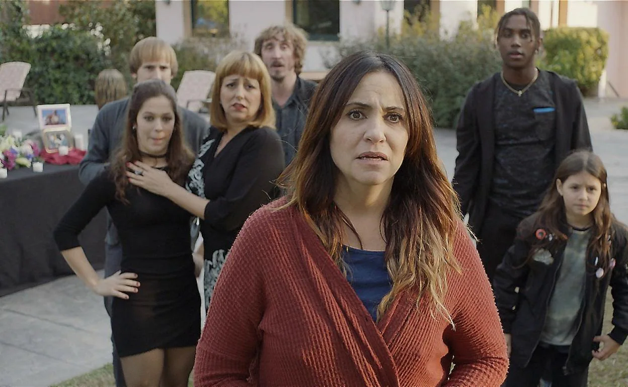 Melani Olivares se dobla a sí misma en las serie 'Bienvenidos a la familia', donde encarna a una madre coraje.