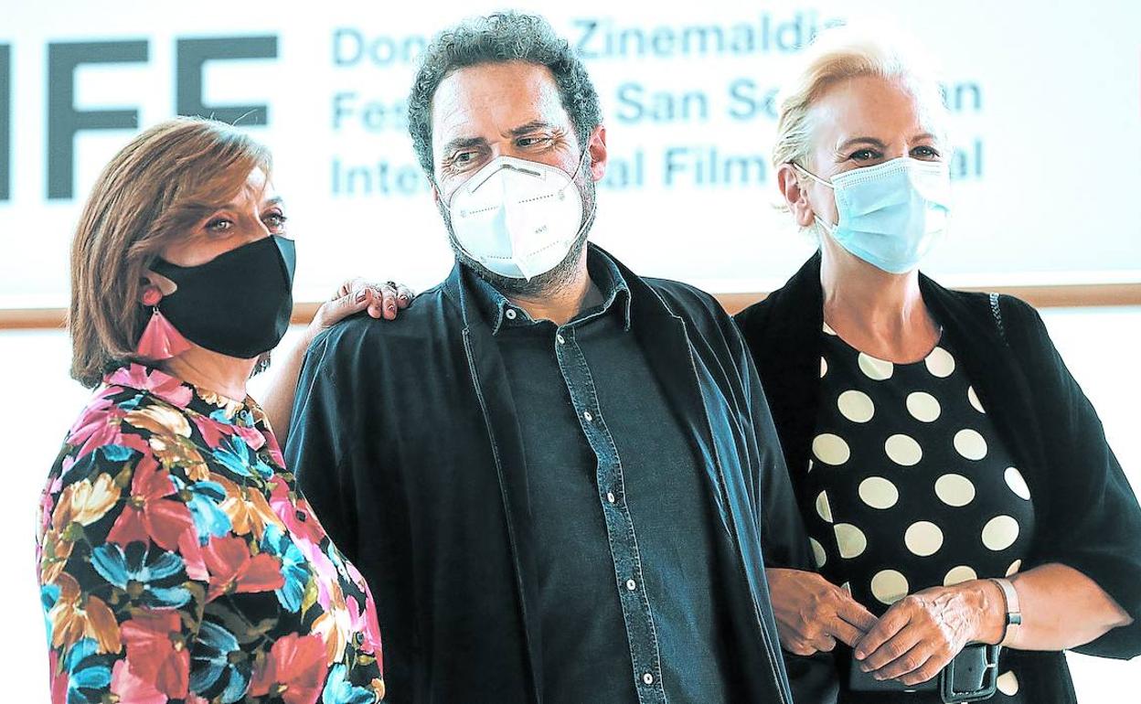 Ane Gabarain, Aitor Gabilondo y Elena Irureta en la presentación de 'Patria' en el recién clausurado Zinemaldia.