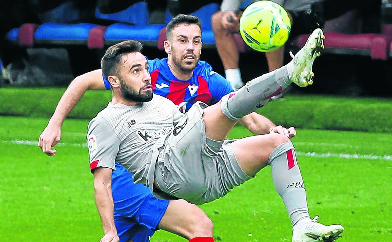 Unai López ejecuta una chilena ante el centrocampista del Eibar Edu Expósito. 