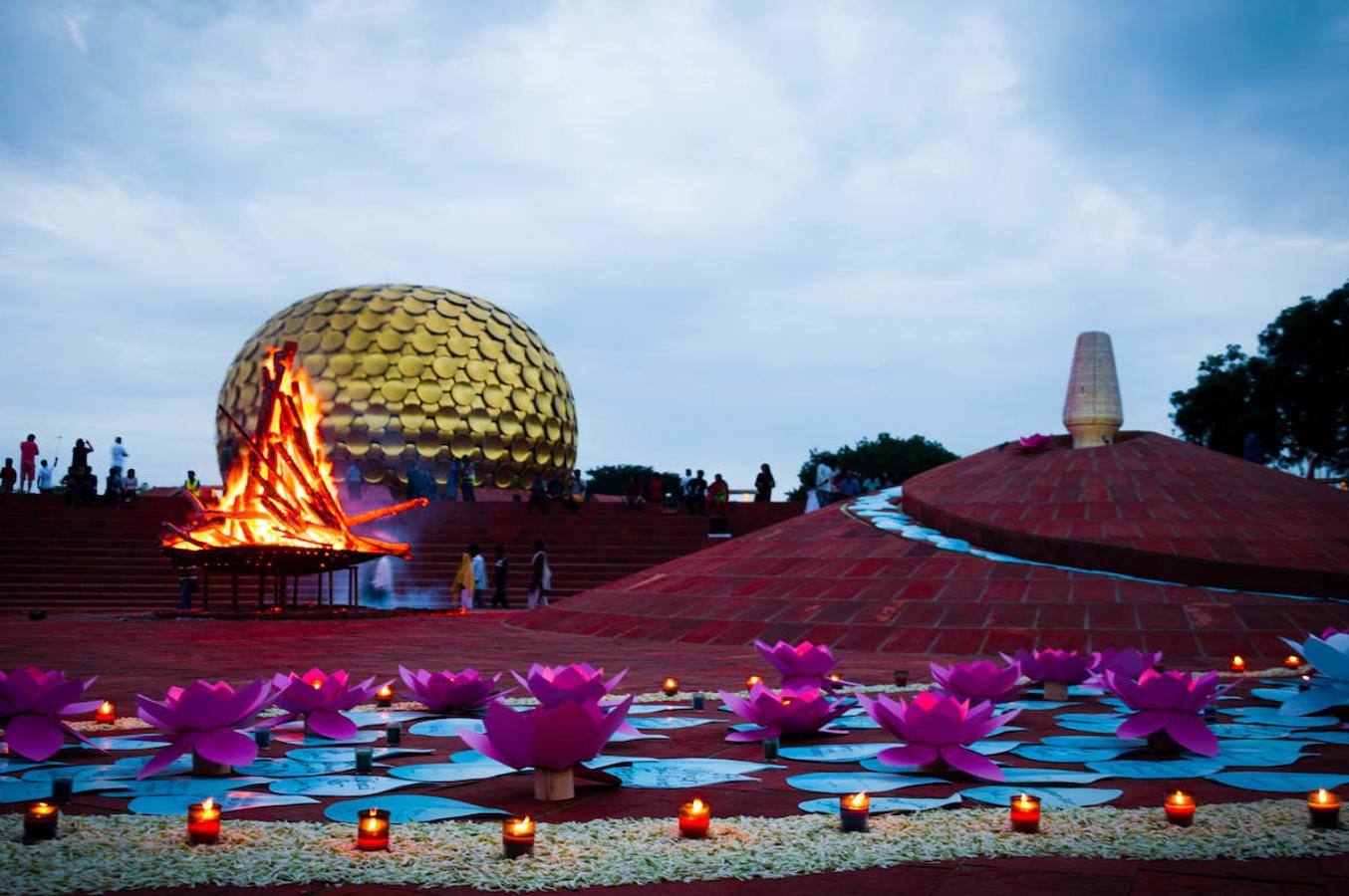 Auroville, la ciudad anárquica | En esta ciudad hindú no se utiliza dinero, tampoco hay gobierno ni propiedades privadas. Matrimandir es su principal monumento, un edificio dorado que no es símbolo de ninguna religión. 