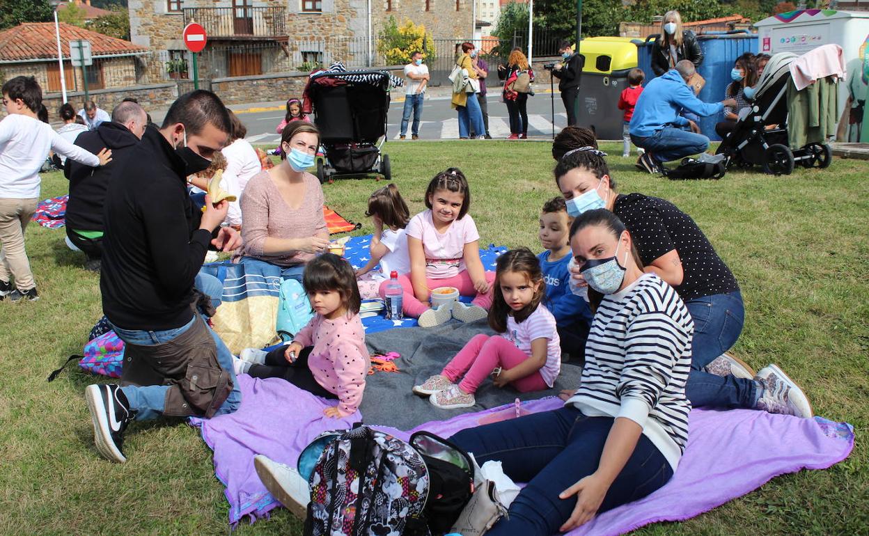 Las familias comieron en el exterior del colegio para protestar por el cierre del comedor. 