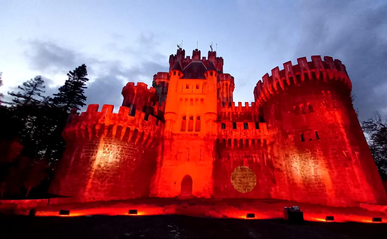 El castillo de Butrón, teñido de rojo. 