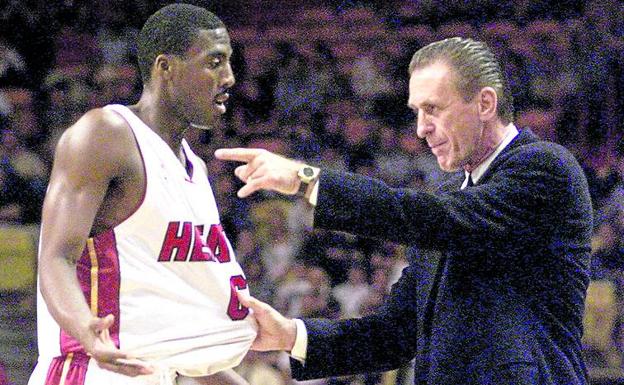 Entrenador y presidente. 'El padrino' charla con Jones durante la final de 2005, el primer título de Miami. 