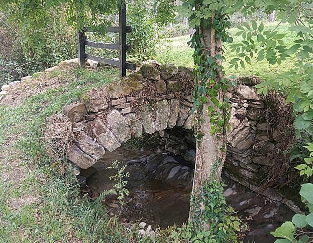 Puente de mampostería sobre el arroyo Longarte, cerca ya de Bolibar.