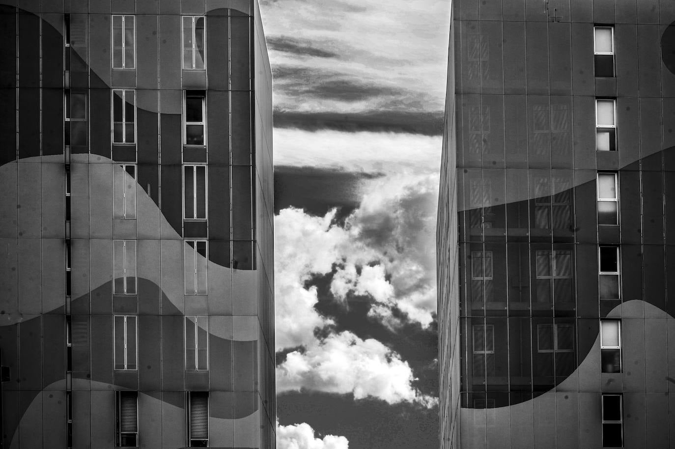 Las nubes quedan atrapadas entre los edificios paralelos de la calle Capital Euskadi.