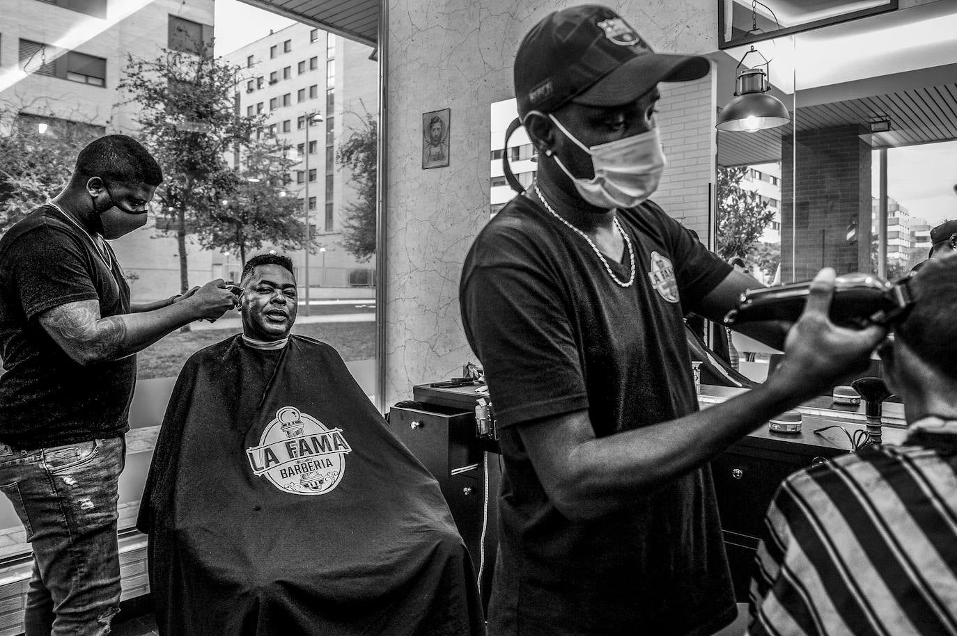 Usuarios de la barbería La Fama, en la calle Bulevar de Salburua.