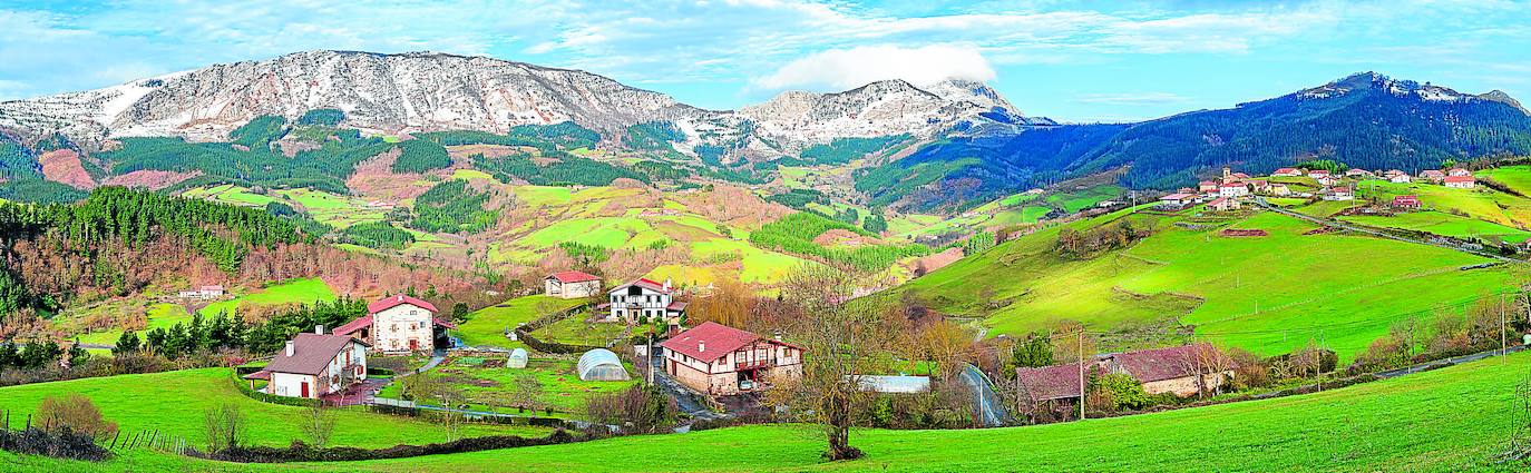 El caserío de Aramaio se encuentra arropado por praderas y montes.